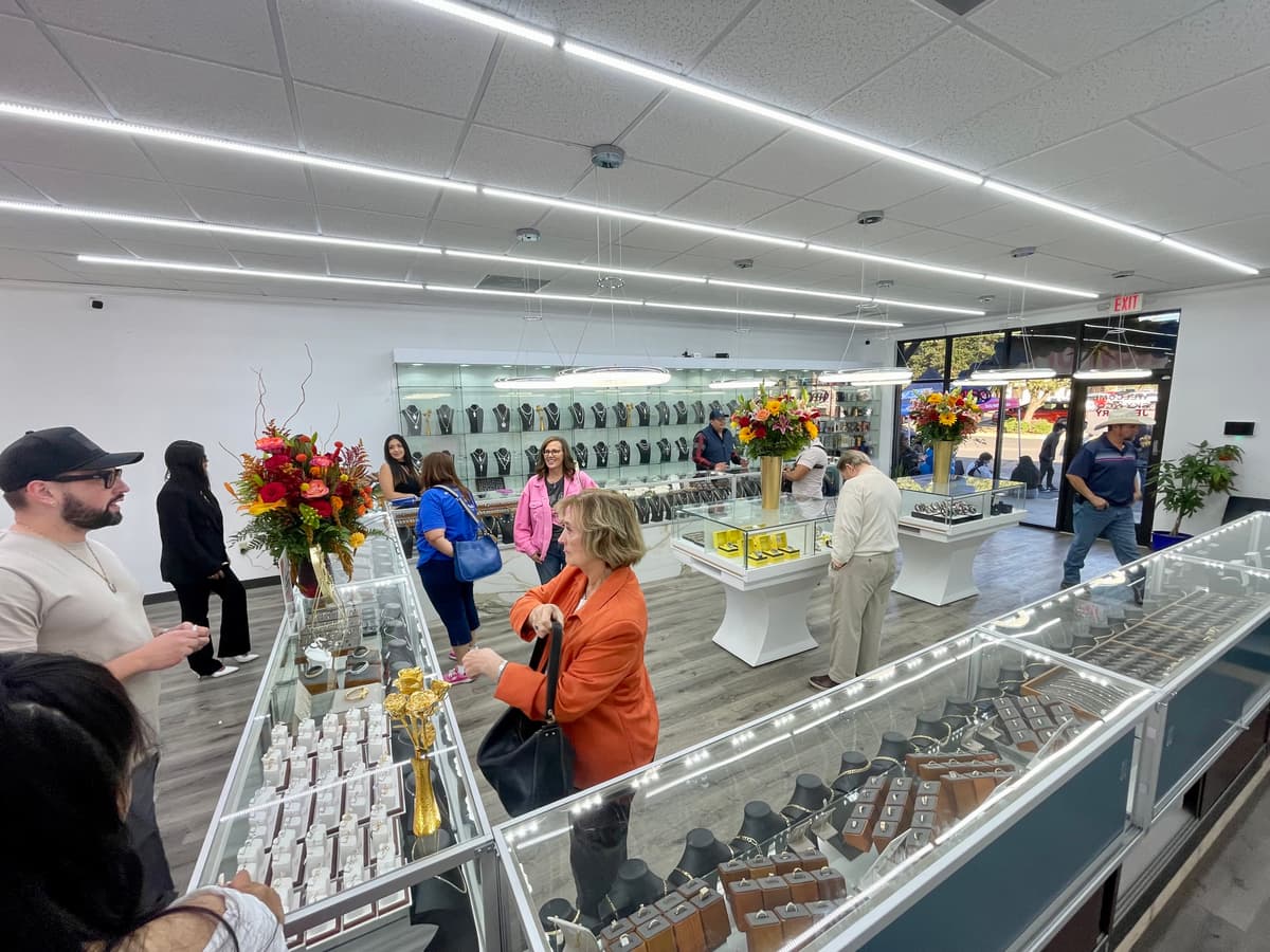 Panoramic view of Sky & Co Jewelry Georgetown location